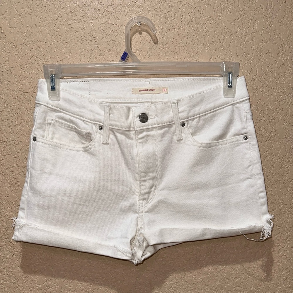It’s a slimming skinny short from Levi’s and it’s size it’s a 30.